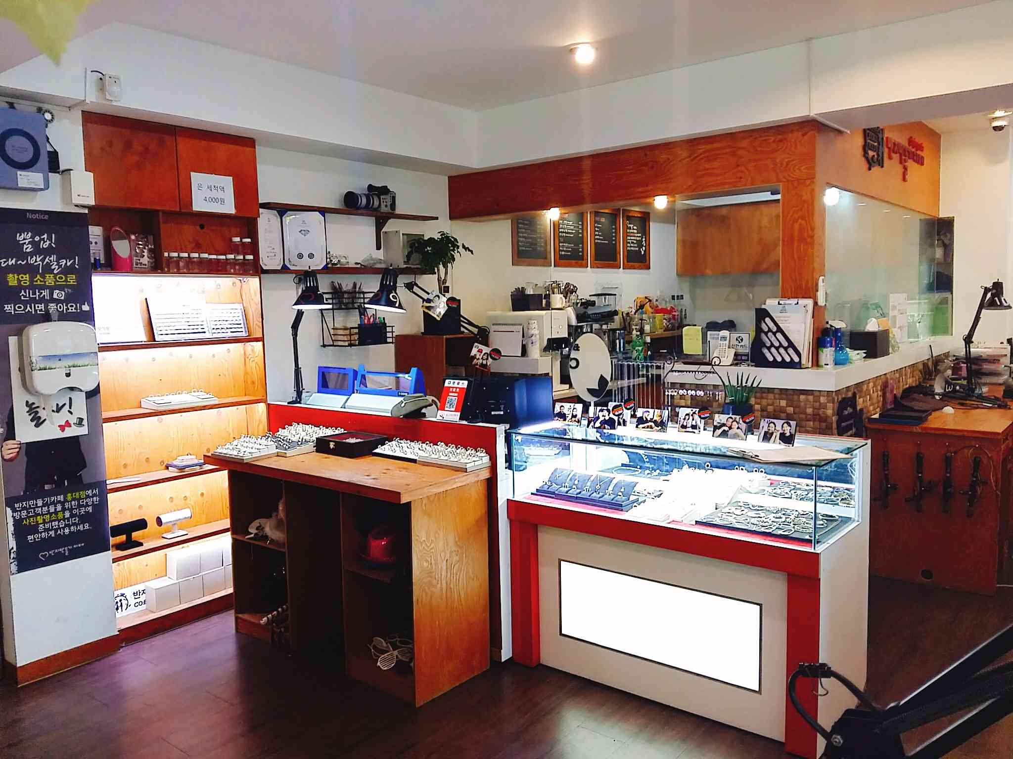 接著店員都會一對一為你做介紹,看你要做什麼種類,也會把樣品盤拿出來給你做參考,做的樣式不一樣價格就不一樣,所以價位不一定,要詢問店員才準確,簡單跟你說明整個DIY流程,圍上圍裙就準備開始囉!!!