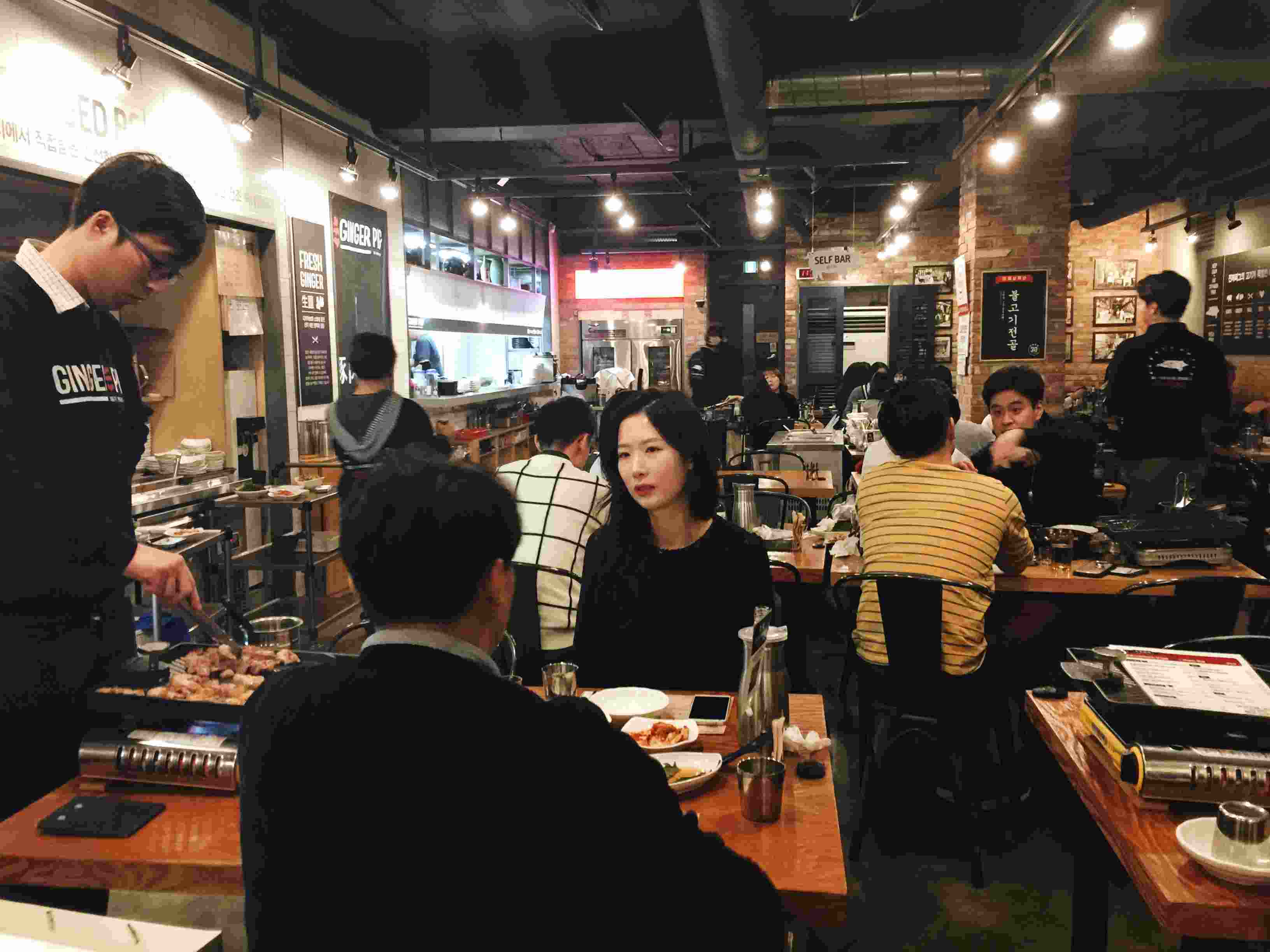 店內非常明亮,剛走進去時會以為是吃什麼套餐還義大利麵的餐廳,座位之間雖然還是有點近,但和傳統烤肉店比起來,真的舒適很多; 室內空間的味道聞起來也都是肉的香味,沒有什麼油煙味,等下吃完應該可以香著回家了:)