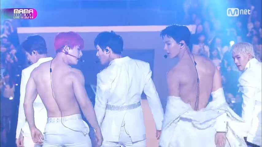 MONSTA X在《MAMA》日本場的表演,一定讓粉絲們感到熱血沸騰吧!XD
尤其是最後一幕,小編要塞住鼻子,不然鼻血就要流下來了XD