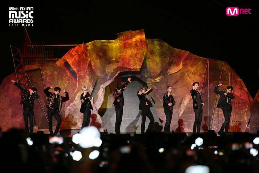EXO接連表演了表演《The Eve》《Ko Ko Bop》《Power(Remix Ver.)》稱霸全場,還有Kai的獨舞好朋友泰民在台下瘋狂應援,恭喜他們連續5年拿下最佳年度專輯的大獎!