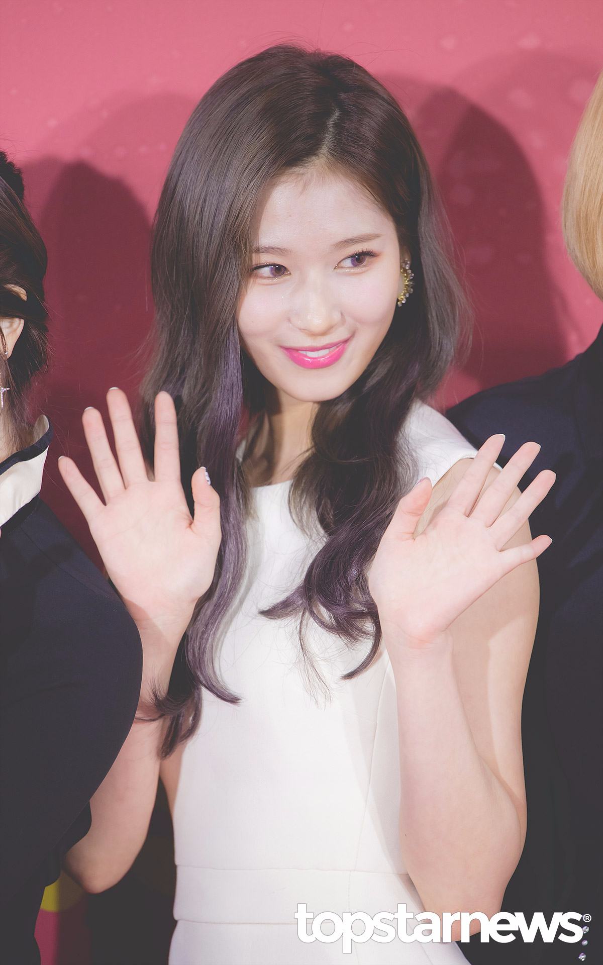 SANA→샤샤샤(Shy Shy Shy)
Shy Shy Shy應該無人不知無人不曉吧?!(重點還要搭配手勢)
每每TWICE推出新歌總會造成一股模仿旋風,無論是動作還是歌詞總能吸引大眾的矚目!!!