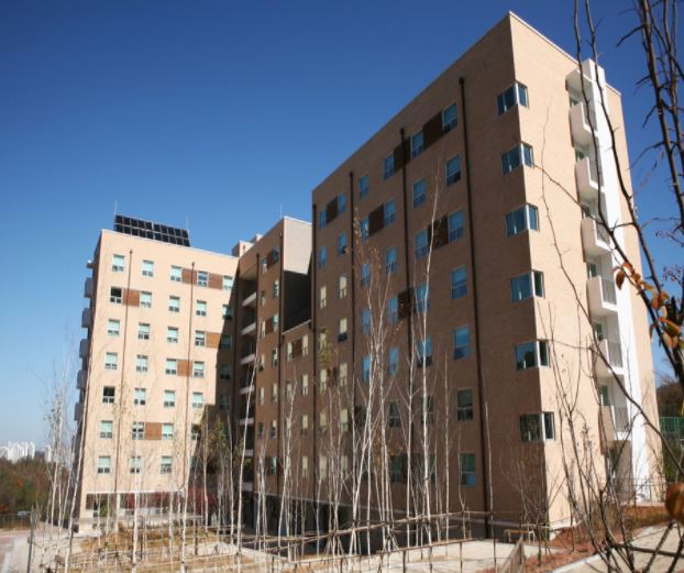 身為韓國名門大學之首,首爾大學的宿舍等級當然也不會太差,而且和外宿相比少了「貴鬆鬆」的押金,雖然每個月的租金和外宿其實差不了太多,但因為有價格實惠的學生食堂和相對單純的居住環境,所以相當受到學生歡迎,所以今天就要帶大家來看看韓國各名校的宿舍設備
