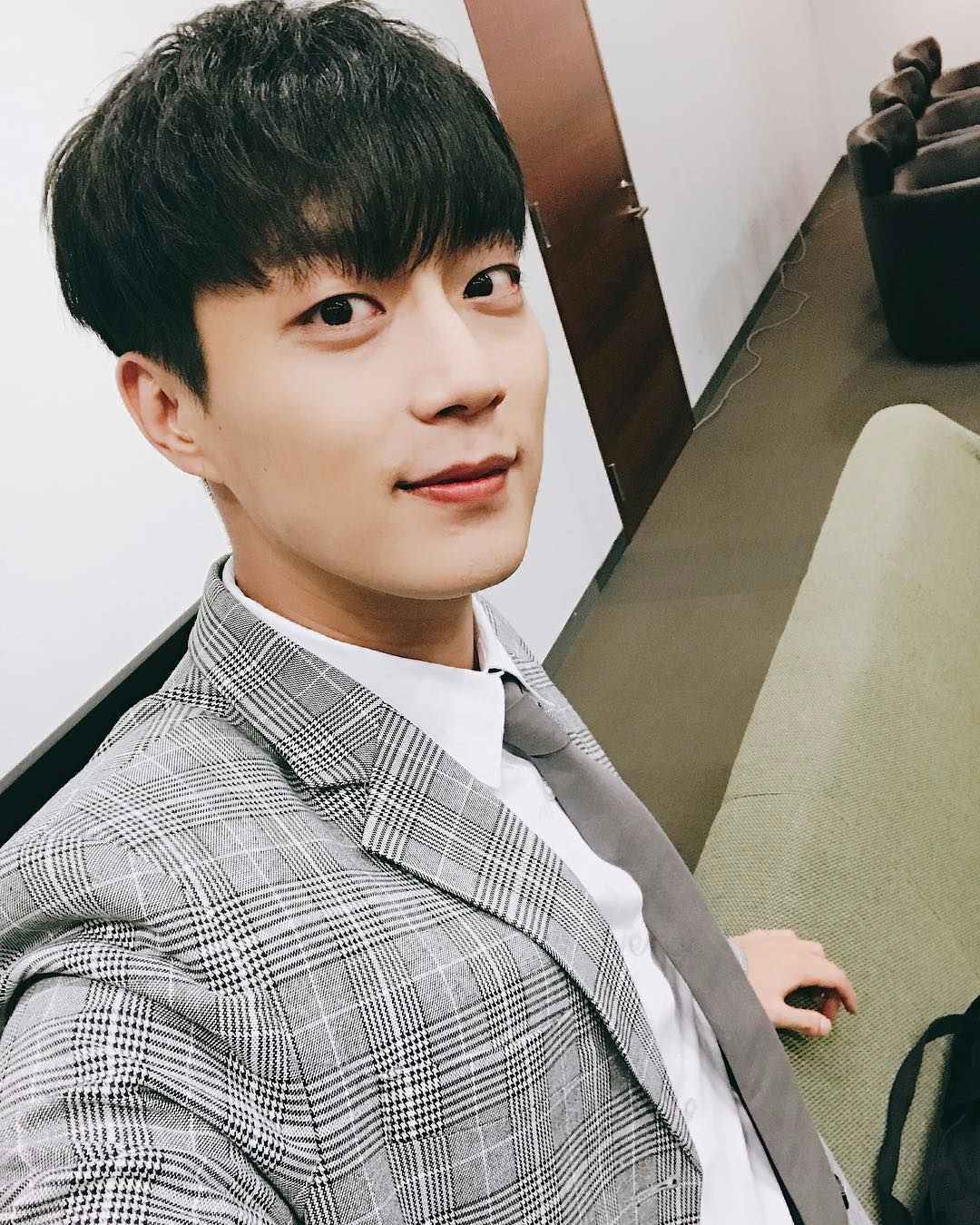 隨後也傳出男主角的人選為Highlight成員尹斗俊,雖然是男子偶像出身但精湛的演技絲毫不輸專業演員,後來經紀公司也證實尹斗俊確定演出《Radio Romance》男主角!
