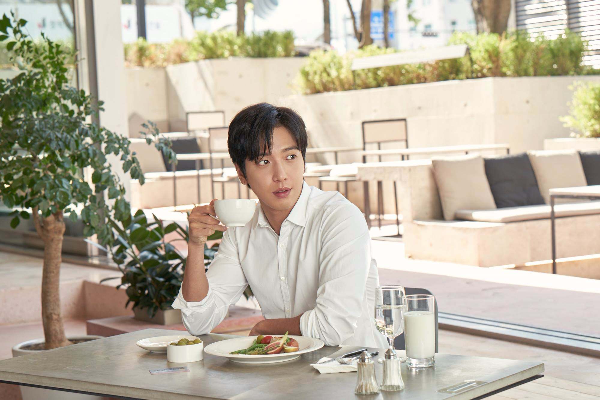 CNBLUE 鄭容和
今年4月,樂團CNBLUE成員郑容和以100億5000萬韓元(台幣27億元)購買了位於清潭洞的4層樓房。 並將大樓取名為「612大樓」,目前這棟大樓被名牌床墊公司DUCXINA承租使用。
估計每個月會有84萬的房租收入。