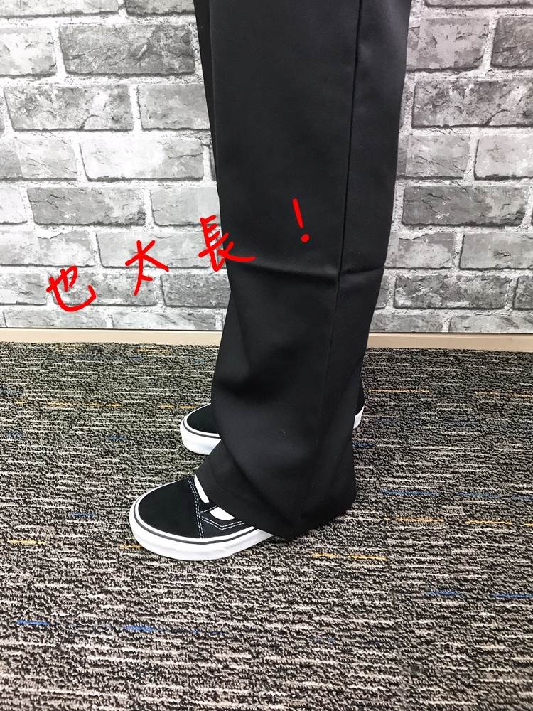 褲子版型不錯,以落地褲來看寬度也OK,只是對於小個子的歐膩來說是有點長,已經拖地了....但歐膩每次買褲子都會太長,所以這點不太在意喔!(有點可憐XDD)