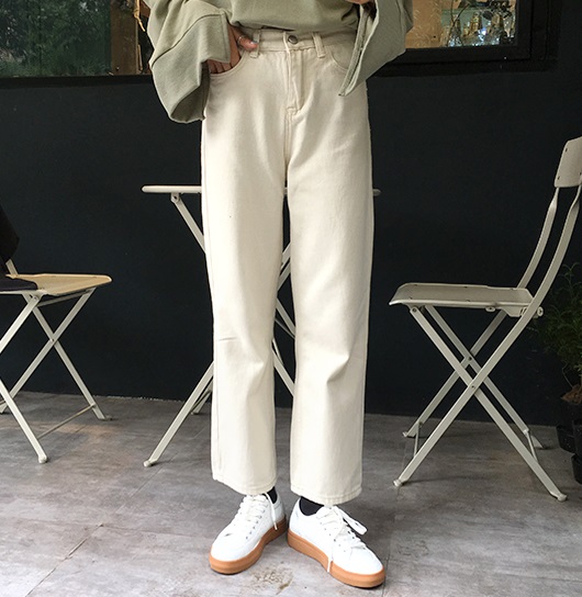 本來應該這樣寬鬆的樣子,但是比對上面歐膩的實穿照,大腿根本想逼死人!歐膩155(號稱)、42公斤穿起來,照理來說也沒多肥吧(想哭),沒想到大腿超卡,還立刻被其他小編說這件褲子也太緊......開始覺得自己是不是要減肥了.....歐膩選擇的是S號喔!這件雷貨歐膩應該不會再穿了吧TT