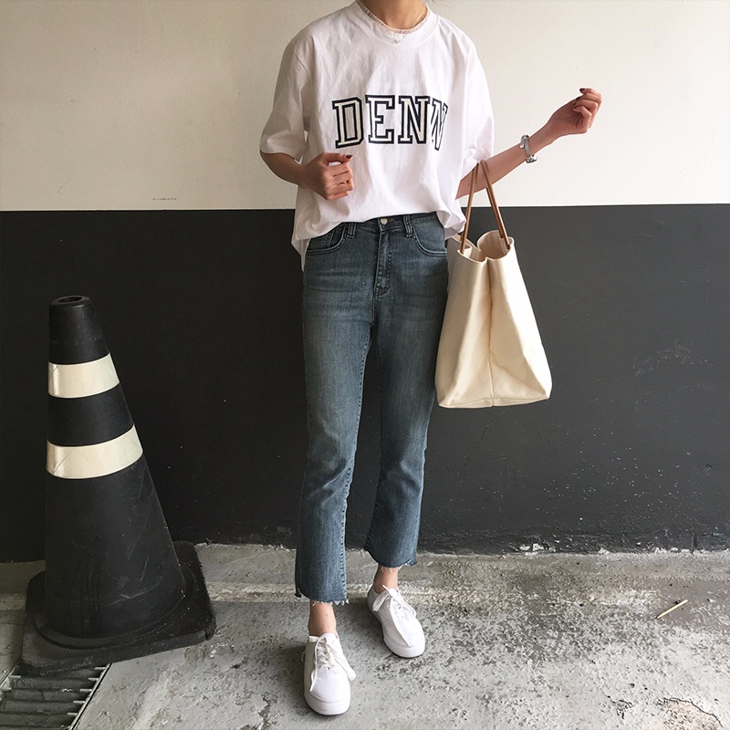 至於剛剛下身的那件褲子歐膩沒有太大的評語,就是一件中規中矩的褲子,沒有照片那麼寬鬆,很像緊身牛仔褲,沒有顯胖的問題,但是也沒有修飾的作用XDDD