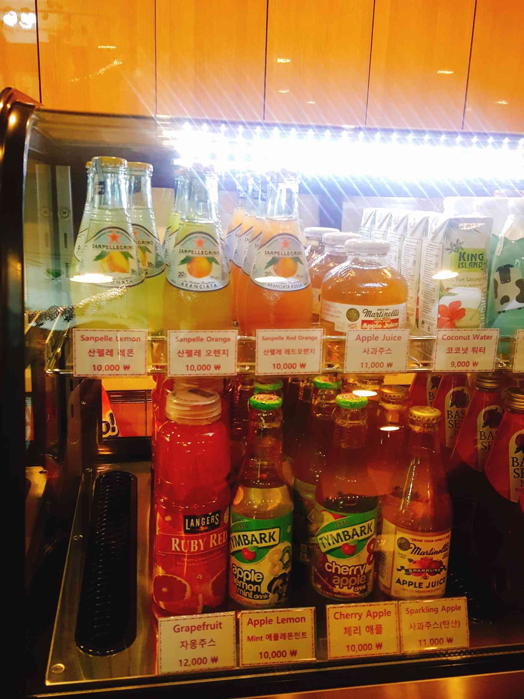 進場之後店員會先請你點飲料再入座,飲料都已經包含入場費用,所以都有點貴貴,至少9000-12000韓幣左右,而且聽說之前還有現做飲料,現在都改為瓶裝的,為了親近可愛的小動物們,豁出去了!!!!