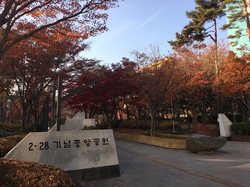 離小編最近的郵筒就位於228紀念公園,不是西門町旁邊啦~ 是大邱市中心~基本上市區最熱鬧的血拼聖地:東城路、樂天young plaza、大邱百貨、中央大道都在這一帶喔