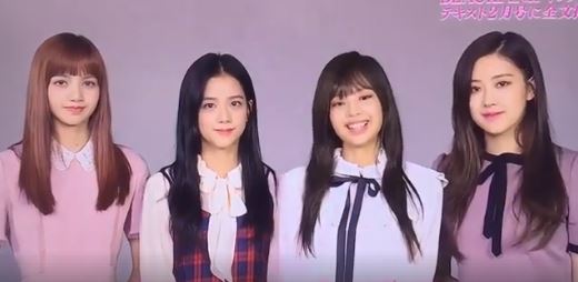 BLACKPINK在日本宣傳時曾上的節目也釋出了影片,在影片中成員們談著如何學習外語,但粉絲的焦點卻都在Jennie的新瀏海上,但其實Jennie因為戴了「假瀏海」的關係看起來有些不自然...