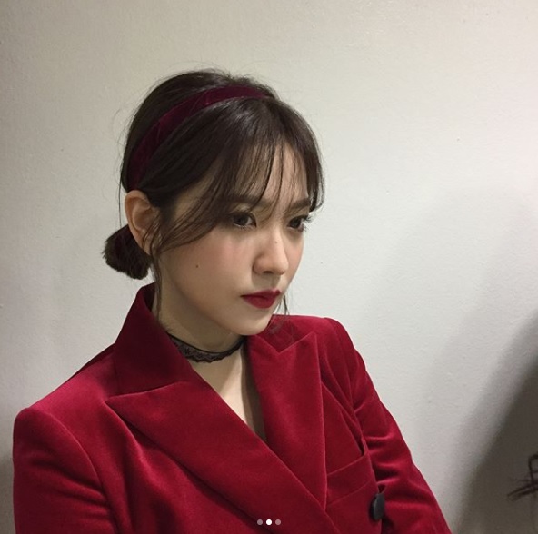 △Red Velvet-Yeri
配合這次的專輯重點,Yeri的妝容利用較深的紅色貫穿一切,口紅以深紅色為主,將嘴唇畫滿看起來會更有氣勢。就連腮紅也是以自然的血紅色為主,看起來更為成熟。