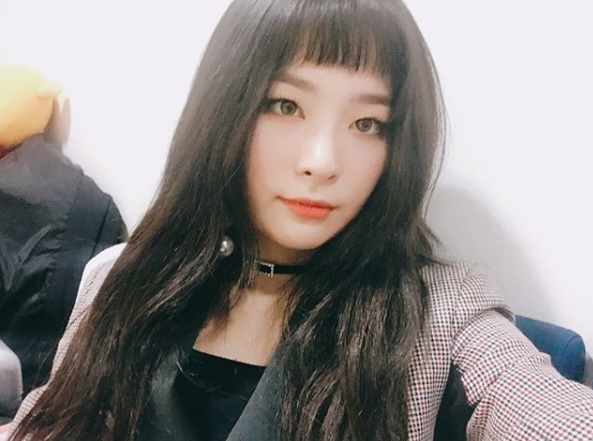△Red Velvet-Seul-gi
眼妝以眼線和睫毛為重的Seul-gi,也因為不是雙眼皮的關係,所以必須要花費更多的時間在眼妝上,才能帶出眼神的深邃度。
