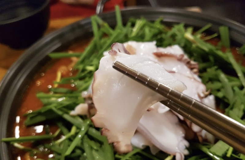章魚很新鮮很Q彈,顏色也白得很漂亮,本來鍋裡就會有章魚了,喜歡吃章魚的朋友可以另外再點盤章魚來涮,像吃火鍋那樣想吃的時候夾進去涮兩下,哇~好享受!