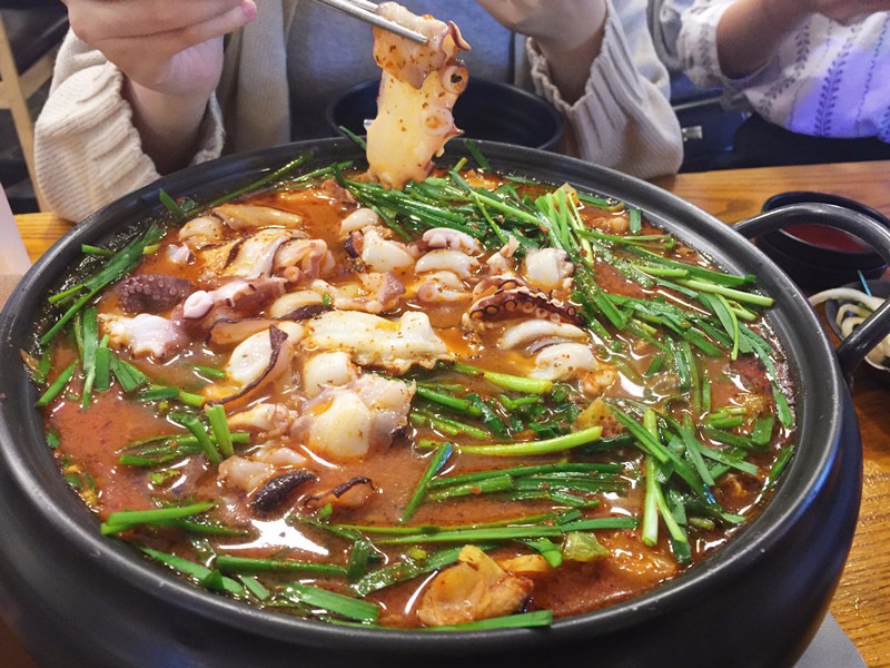 煮滾之後將食物分散一下,開吃!除了章魚讓人驚艷之外,鴨肉也不老,很嫩很好吃,其實跟台灣的鴨肉麵的鴨肉有一點點像,所以吃起來有種濃濃思鄉感XD 裡面還有放了幾大塊馬鈴薯,如果有人像小編一樣奇怪不喜歡馬鈴薯在湯裡面糊掉ㄍㄡˊㄍㄡˊ的話,建議你們趁早撩起來喔~
