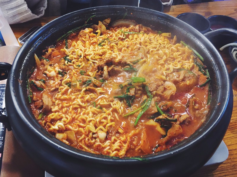 也可以另外加點拉麵或是烏龍麵丟進去一起煮,和有點辣辣鹹鹹的湯汁非常速配,加拉麵永遠是小編吃韓式鍋物時最喜歡的part,就是要大口大口地把拉麵”速”進嘴裡才爽啊!
