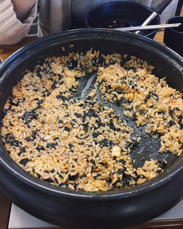 最後當鍋內的食物和拉麵都吃完之後,不用急著買單,再怎樣撐都一定要再試試看炒飯 (加點一份2000元韓幣),這間的炒飯很香很好吃喔!~ 這種鍋物的炒飯就是將煮熟的白飯直接倒進鍋裡拌著剩下一點點的湯汁,加點海苔淋點麻油一起炒,所以如果在炒飯之前還有剩食物,老闆也會把它們撩起來分配到大家的碗裡。