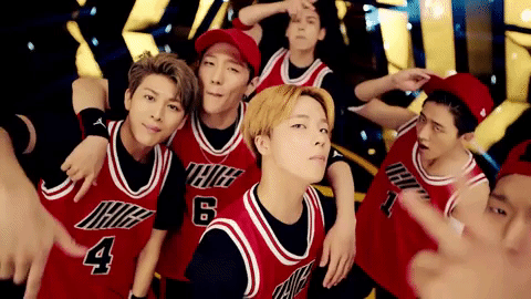 而據報導iKON以精進行了長時間且細心的準備,目前歌曲、編舞、MV 大致都已完成錄音、拍攝。
現在成員們則將重心放在新曲的編舞練習上。
這也是繼今年5月回歸後,iKON事隔8個月的回歸啊~
粉絲們真的等待了好久TT