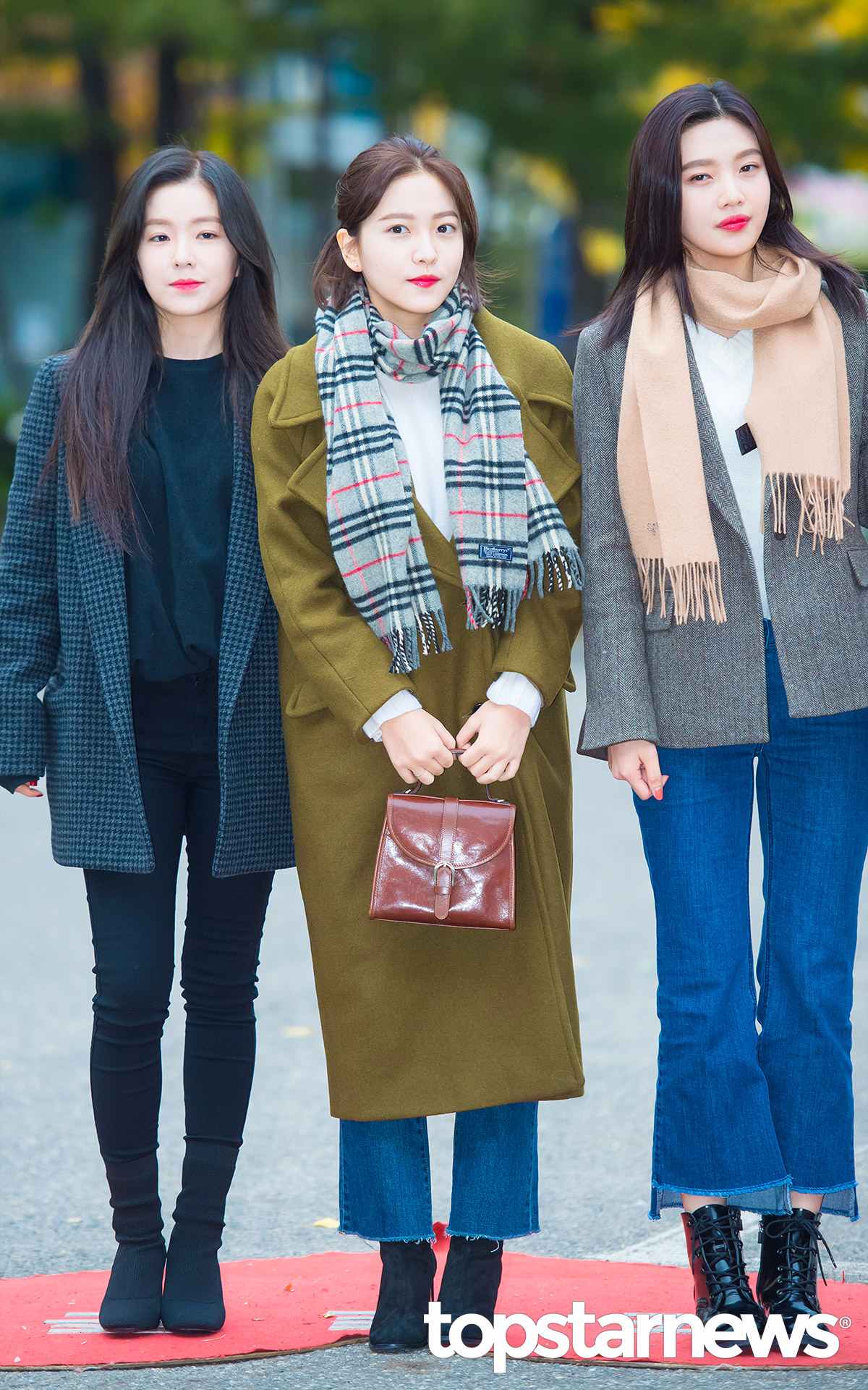 #特殊色大衣
如果上述的幾款大衣你都已經擁有或想嘗試比較獨特風格的話,不妨試試看顏色比較特別的大衣。像是Yeri這種橄欖綠的大衣,能夠跟白色和牛仔等顏色很好的搭配在一起,又是比較少見的顏色,在兼顧實穿好搭的條件下,偏大地色系的特殊色會是比較好的選擇~