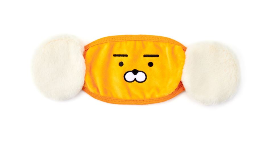 而因為Kakao Friends如此受喜愛,Kakao也趁勢推出了許多產品,結果當然是大受歡迎了啊!
而其中也有許多產品相當有巧思,像是這個加上耳罩的Ryan眼罩,讓你睡覺的時候,耳朵也不會受涼,看起來相當舒適!