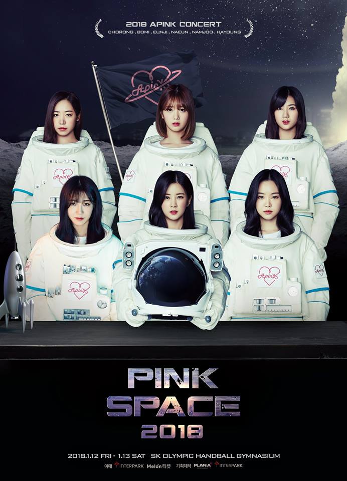 就是這一張海報!
雖然知道Apink這次的演唱會主題是《PINK SPACE 2018》,但是應該有更漂亮的呈現方式啊!穿著太空衣拍照實在是太驚人了~
或許這是一種幽默感的呈現?
而且不知道為什麼整張照片看起來真的很不自然啊...