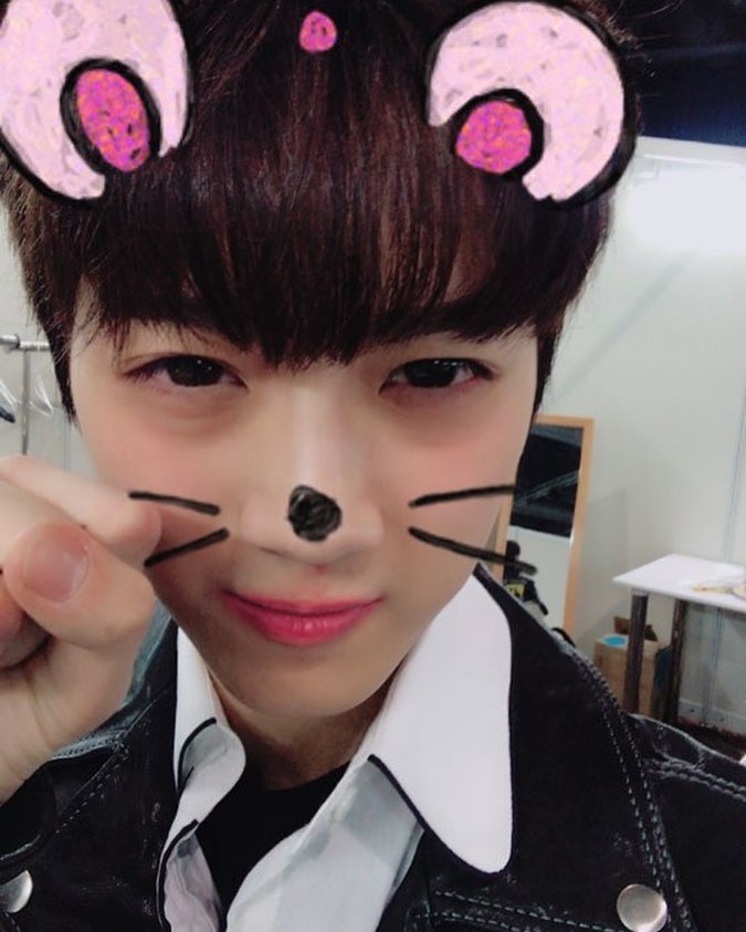 #Wanna One-賴冠霖
明明是年下男但外表像卻像是歐巴一樣,也成功圈到許多姊姊飯,也是Wanna One成員中身高最高的,因此有巨人忙內的稱號(笑XDDD)