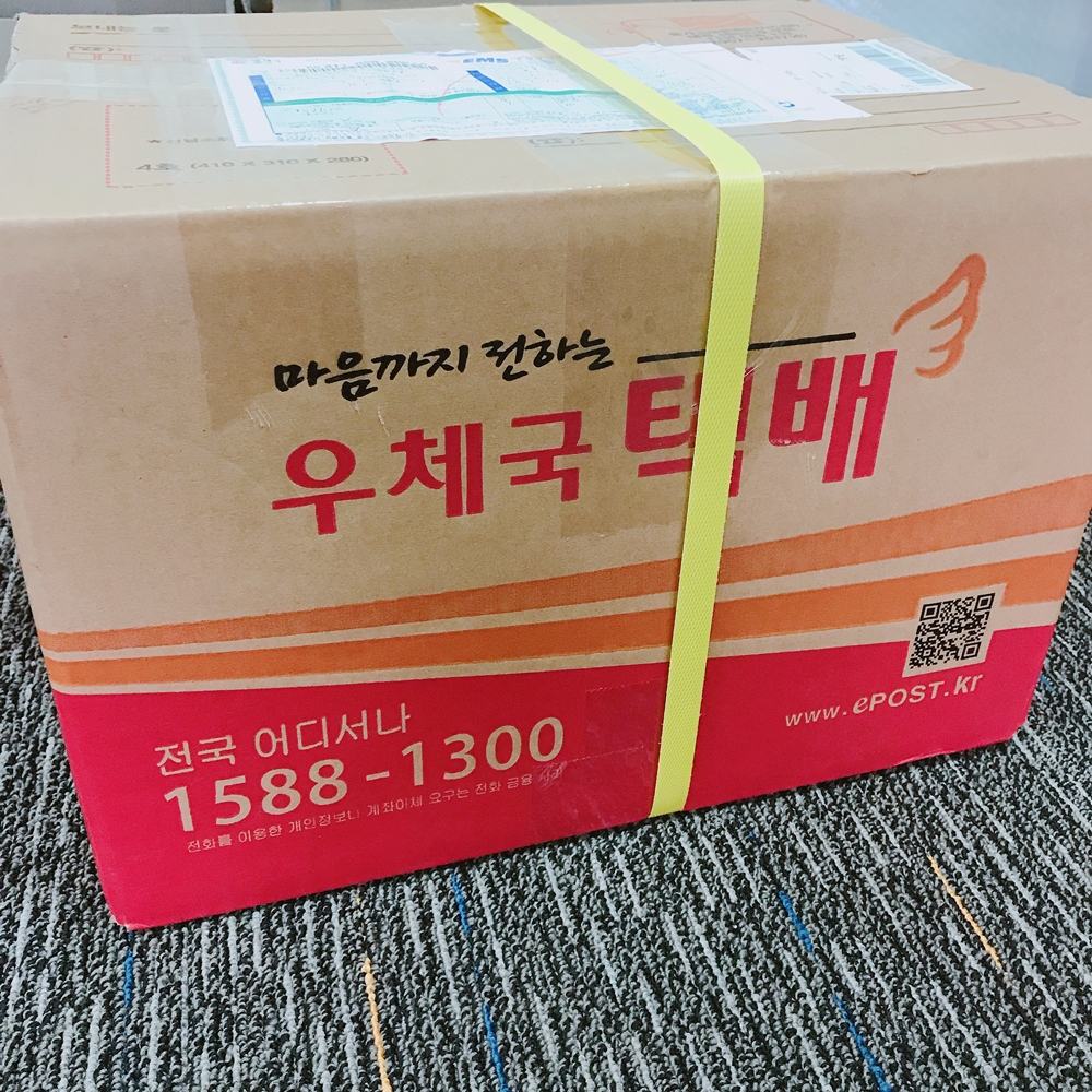 首先,光是快遞的包裝就很不一樣,韓網是利用紙箱寄送,包裝的很嚴密的感覺,這次歐膩下訂差不多等了一個禮拜左右(包含假日),比上次等淘寶等得快多了....(當然郵資也比較貴一點點)
