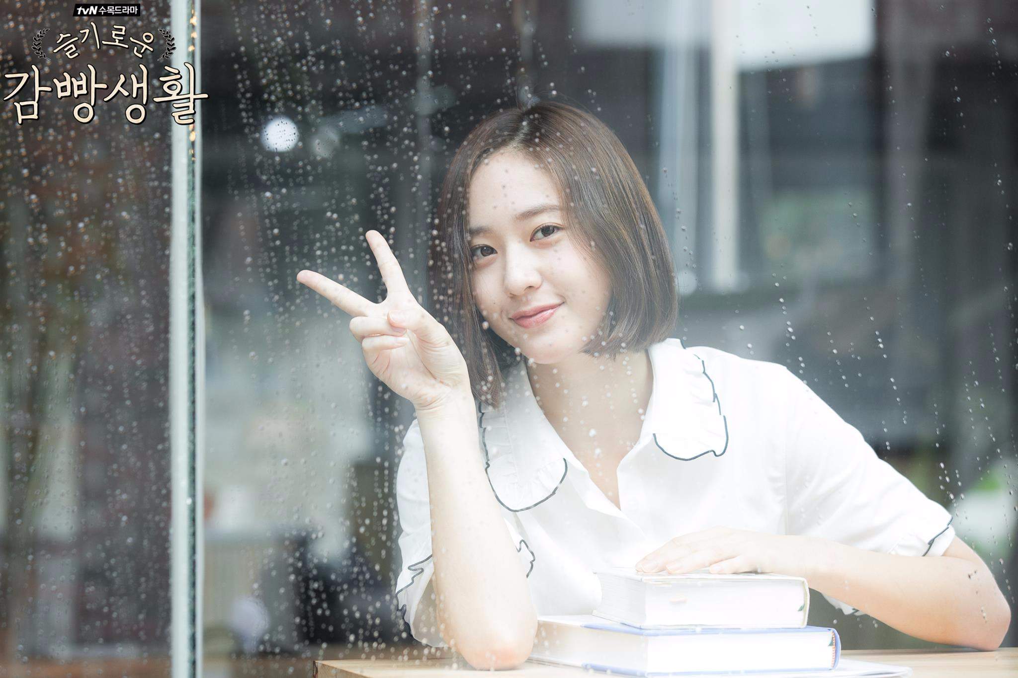 Krystal為了拍攝新戲將留了多年的長髮剪去,也讓人看到Krystal對於演戲的敬業態度,《機智牢房生活》播出之後也獲得不錯的好成績,有看過的網友們都大讚Krystal的演技進步了許多!
