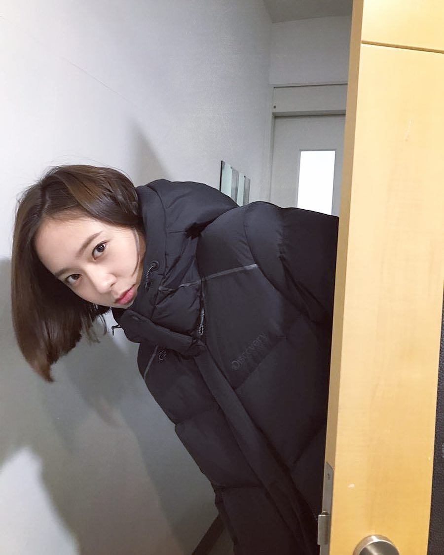 日前Krystal所拍攝的畫報也終於公開了,由於服裝太過性感的關係也在網路上引起熱烈討論...(粉絲們看見後也笑稱快出動遮衣大隊,把水晶的衣服遮起來吧XDDD)