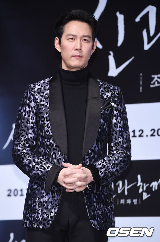 2015年1月1日
李政宰和林世玲(韓國第一名媛)
D社也在15年的1月1日給韓國民眾帶來震撼啊!
當時D社報導著名影星李政宰與三星集團前太子妃林世玲正在交往,引起了許多討論。
林世玲因為曾與三星集團社長李健熙的獨子李在鎔結婚,並育有一對兒女,為韓國大眾所熟知。但兩人於2009年已協議離婚。
目前李政宰和林世玲仍舊甜蜜的在交往中。