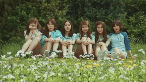 但在看到防彈少年團以及GFRIEND的成功,也讓許多中小型經紀公司獲得了希望,所以即便要冒者高風險也想要挑戰這個中樂透的機率來推出新團...
只是這些年也有許多經紀公司老闆因為扛不住龐大的經濟負擔而捲款消失或是自殺的消息,也讓人感受到韓國歌謠界的黑暗面啊...
只是這時候最無辜的依舊是環抱著夢想而努力練習的練習生和以出道的偶像啊....
(自殺不能解決問題,需要幫助時請勇敢尋求援助)