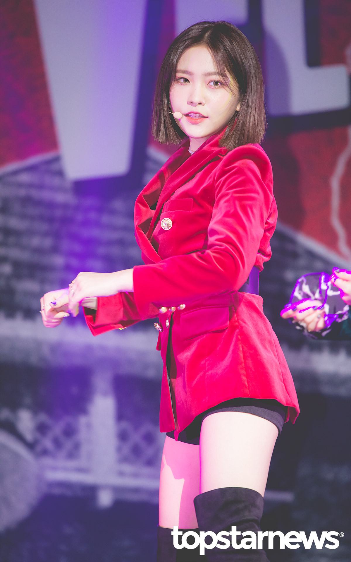 *Red Velvet-Yeri
Yeri跟其他成員相比是最嬌小的一個,比例上屬於身體比較短,腿比較長,所以在穿搭上通常會穿超短褲或是緊身長褲...等可以凸顯腿部比例的穿搭