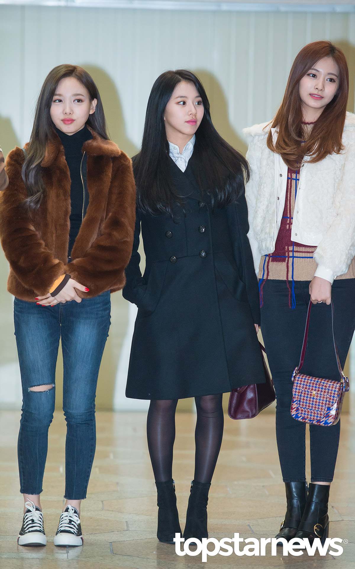 *TWICE-彩瑛
完全是小朋友的彩瑛平時喜歡的風格非常多變沒有一定,但仔細觀察還是可以發現她常穿的"元素",走氣質路線的時候就會出現端莊的英倫風單品,比如牛角扣、雙排扣、皮革單品
