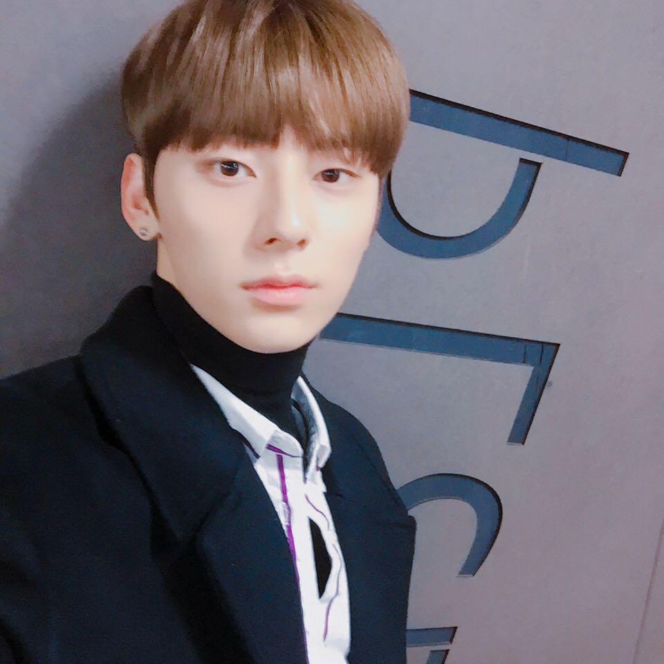 #Wanna One-黃旼炫
在簽售會總是用非常溫柔的眼神看粉絲,粉絲害羞想逃跑時又再度被拉回來,怎麼能不心動啊?而且旼炫潔癖相當嚴重自我管理也很嚴格,精通日文還是母胎單身?簡直太完美了啊!!!