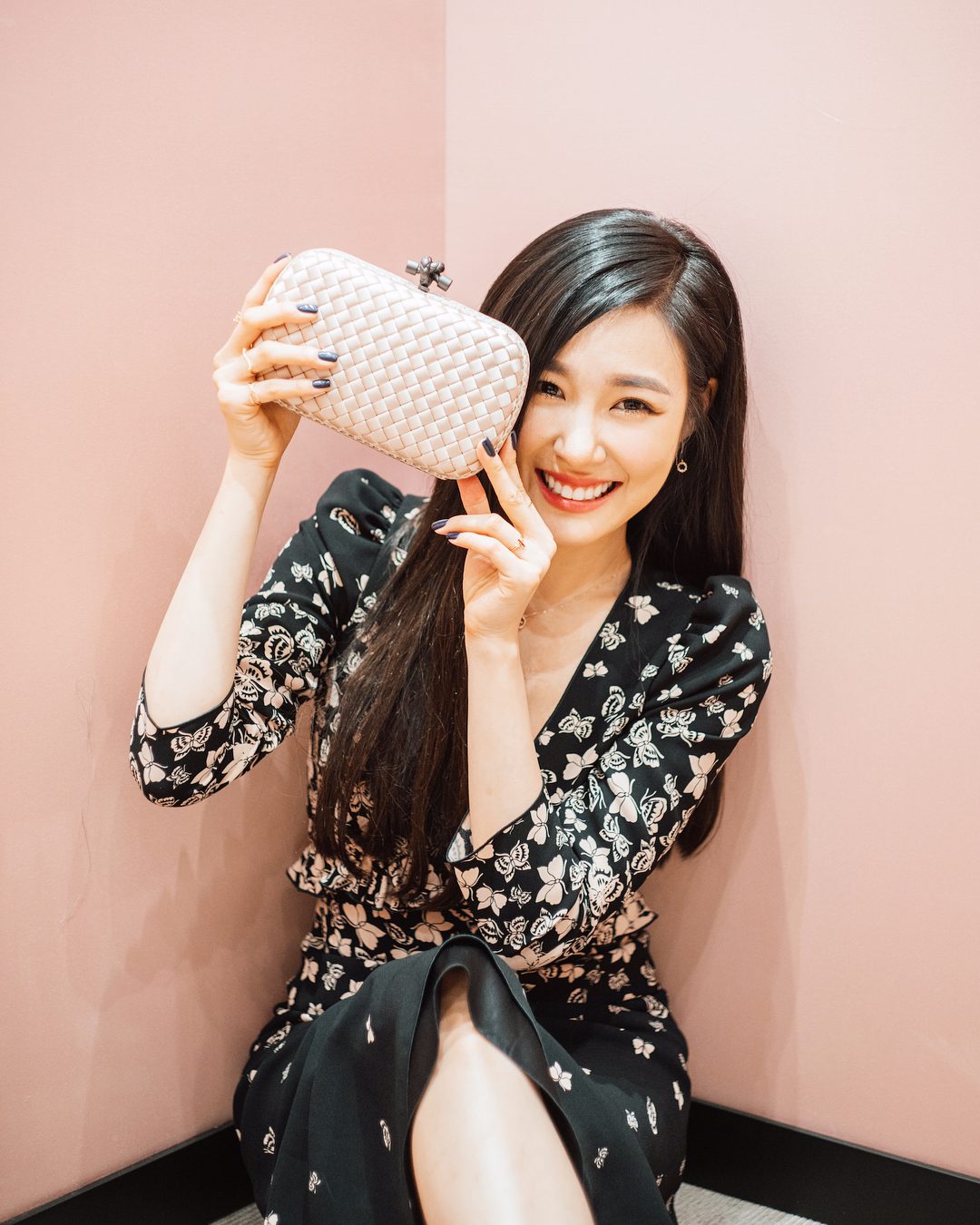 少女時代10周年對粉絲來說心情應該相當複雜,成員秀英.Tiffany及徐玄三人在十年約滿之後選擇離開SM不再續約,Tiffany則是回到家鄉美國選擇進修...