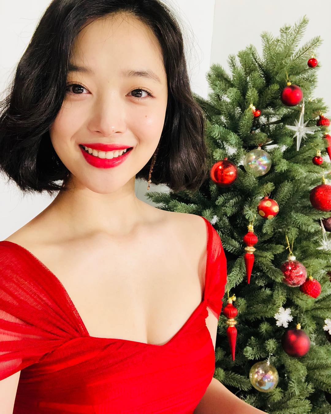第1名:雪莉
雪莉因感情生活多次登上娛樂版面,加上今年的電影作品中有很大的突破,無論是在感情上還是勢業上都是大眾所關心的焦點,也讓她成為韓國民眾熱搜得第一名!!