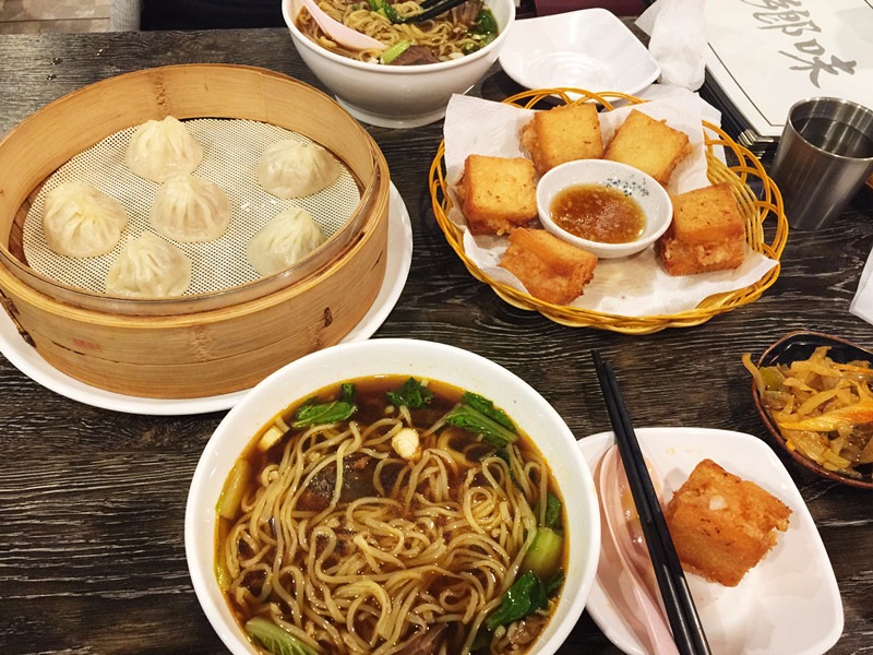 在「鄉味」的用餐真的非常滿足,吃得也好飽好飽,值得豎起兩根大拇指!價位上也很合理,牛肉麵一碗是8000韓幣,以這樣的美味和份量可說是很划算了,小編真心推薦,非常棒!