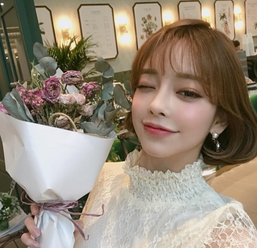 #撒嬌、可愛的表情
比起耍憂鬱或是裝酷的無表情,生動可愛的表情比較能獲得韓國男生們的好感,尤其韓國男生有多喜歡女生撒嬌應該大家都知道吧XD所以不意外的撒嬌的表情會更吸引他們~