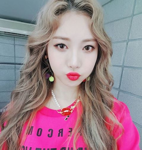 YURA:奶茶灰色
想挑戰搞怪一點髮色的Angels可以選擇Yura這種奶茶調的灰髮色,略帶棕色的灰色調不但能修飾太暗沉的膚色,也能讓妳看起來更加亮眼,再把頭髮捲成大波浪捲髮,整個人看起來就像仙女下凡一樣散發濃濃仙氣啊!