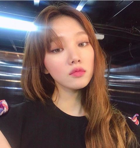 李聖經:亞麻棕色
小仙女李聖經的亞麻棕色長髮,不但和她天生的淺棕瞳孔顏色非常相配,更把她的膚色襯托得更加粉嫩,讓她整個人看起來就像自帶閃光燈般閃閃發亮,如果妳是怕肌膚看起來太蒼白的女孩,一定要嘗試這種髮色!