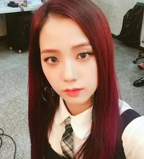 JISOO:深紫紅色
深紫紅色根本就是為東方人設計的顏色,不過是誰染都可以讓肌膚看起來像Jisoo一樣柔嫩雪白,而紫紅髮色也非常適合搭配秋冬的深色外套,可以讓五官在視覺上有種突出感,讓妳根本不需要鎂光燈就自帶光芒!