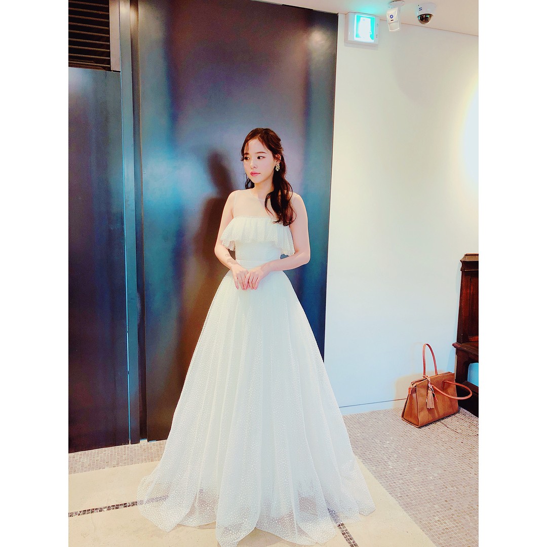 剛好花朵上寫的就是謬思,就連兩人的結婚時間也是依照女友的意思,過去閔孝琳曾表示希望在31歲結婚剛好兩人的結婚日期是在明年2月5日,也就是趕在女友31歲前完成人生婚姻大事,也讓粉絲笑稱太陽從女友傻瓜晉升成老婆傻瓜(笑XDDD)