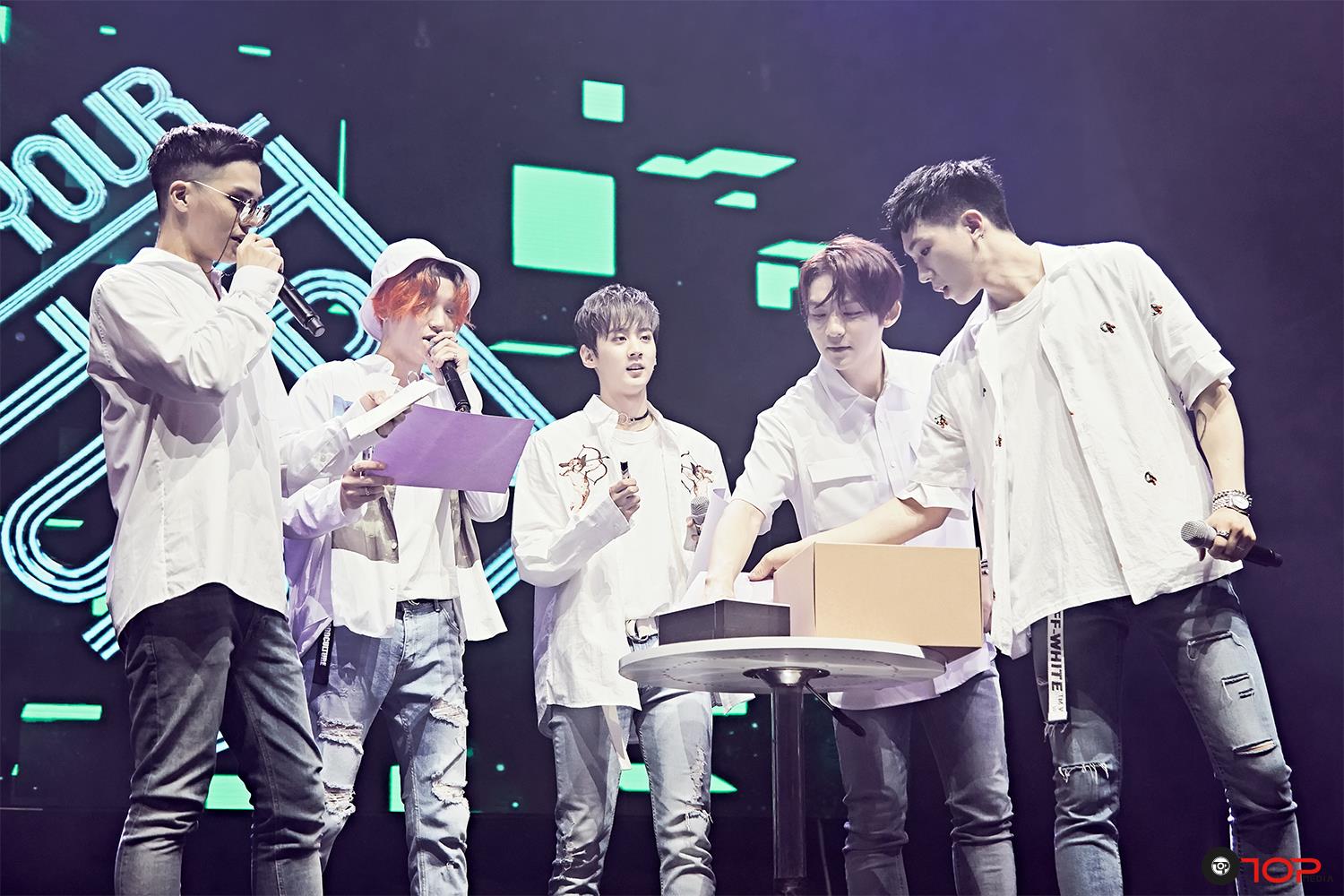 Teen Top 粉絲任務:
和偶像一起站上舞台,服裝會由偶像公司提供。
雖然能和偶像同框出鏡有些讓人興奮,就連服裝也是偶像公司提供真的很貼心…
不過前提是你是粉絲的身份被公開的昭告天下時,不會覺得害羞XDDD