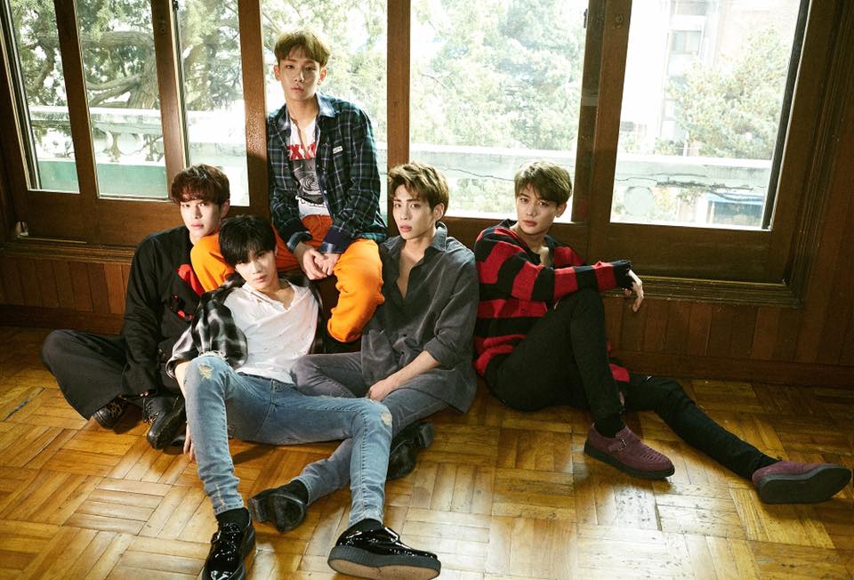 SHINee成員鐘鉉在18日驚傳離世消息,在事後許多作品的回顧之中,才知道鐘鉉在近十個月以來憂鬱狀況加劇,幾乎每天都要靠安眠藥才能成眠,即使鐘鉉生前不斷透過歌詞及刺青等暗示自己的心理狀態,就像他所寫的歌詞一樣「希望有人能注意到我」,但即使家人及朋友發現了他的狀況,仍無法阻止憾事發生