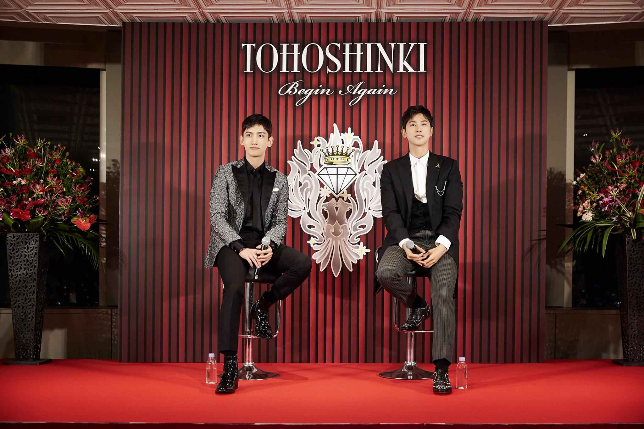 像是前輩東方神起即便接獲了鐘鉉離世的消息卻無法立即趕回韓國,而在被日本節目訪問時,也只能含著眼淚表示「現在心情相當複雜,很不想相信這個事實,今天這個節目結束後,會趕快回去送他最後一程。」
而在19日趕回韓國就直奔靈堂的兩人,卻無法久留,因為已經預定好的東京巨蛋演唱會在20號就要開始舉行,只能匆匆見了鐘鉉一面,就飛回日本。