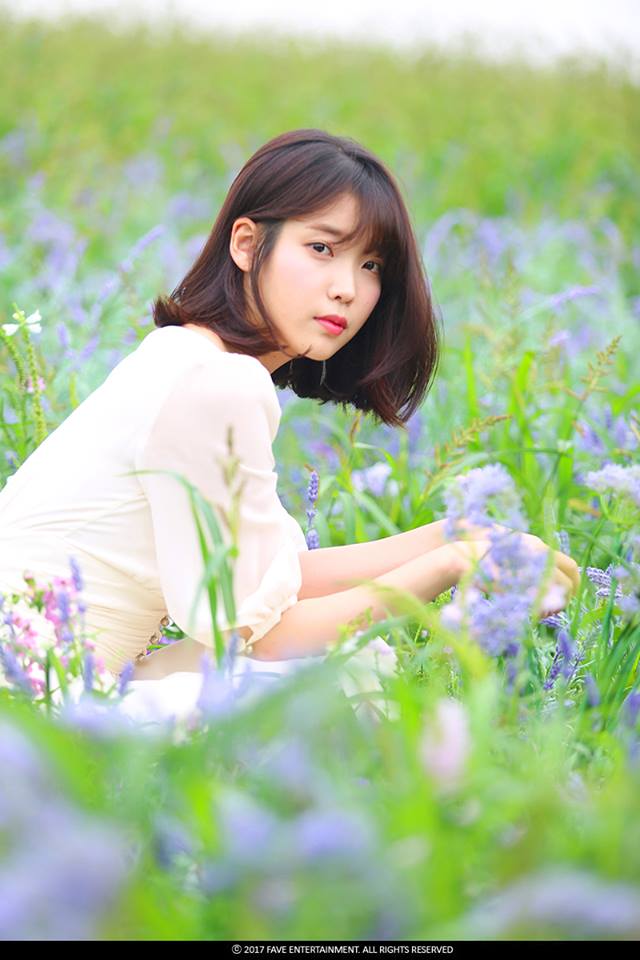 而與鐘鉉擁有好交情的IU,今天21日也在出席商演時,為了緬懷好友也以一身全黑的造型出席,但最後唱到2015年在鐘鉉SOLO演唱會自己作為嘉賓演唱的《你的意義》時,IU仍是忍不住在台上落下了眼淚,讓粉絲相當心疼...
