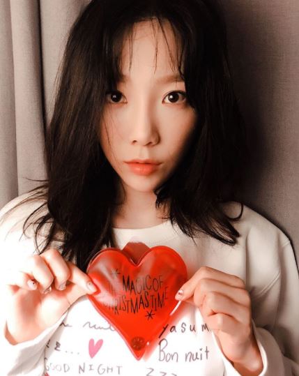 昨天太妍年末演唱會的布幕上更是寫下「只要記得鐘鉉,為他唱歌,他就不會孤單」,解釋了她先前說「不會讓鐘鉉孤單」的意思,更在演唱會結束後堅強的表示「本來以為自己會哭,但看著台下粉絲一個個對她的眼神,讓她明白自己擁有多大的愛,而讓她忍住了眼淚」