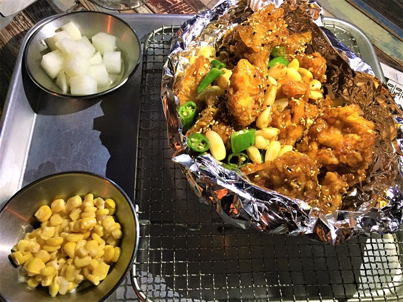 再來就是大推的地方特有口味~三味炸雞,三味是指料理方式,有點像我們三杯的意思,分別是大蒜、青陽辣椒、秘製甜醬,一口下去蒜香、刺激的辣味在口中噴發,香甜的醬香又宛如媽媽的懷抱在口中包容一切味道,此時再來上一口啤酒,這就是大邱本色!