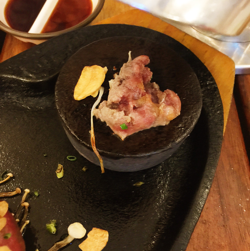 牛肉非常鮮嫩多汁,不誇張,即使烤焦了也好吃!大蒜口味的很好吃,味道不太像傳統日式漢堡牛排那樣的感覺,其實有點韓味,就是像在吃韓式烤肉。不過這樣的鐵板料理很看個人的烤肉實力。因為肉的本體是碎肉,像小編這種不太會烤的人,就無法烤出一片完整的形狀 (放出照片都覺得有點羞恥XD) ,很會烤的人就能夠將碎肉們攤平壓在烤盤上,變成一塊完整的漢堡肉。但不管烤成什麼樣的形式,都不會影響肉的美味,單吃不會很鹹,口味
