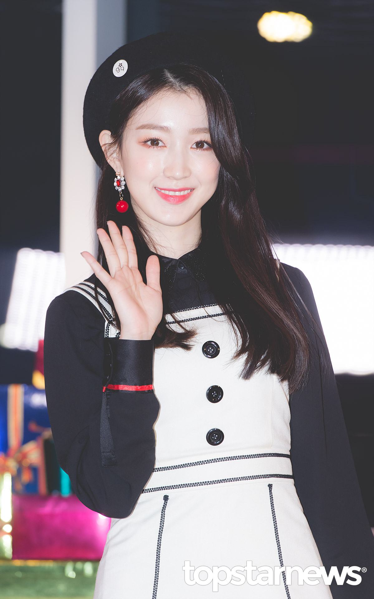 gugudan-HANA
除了是隊裡的隊長之外也是門面擔當之一,氣質優雅的長相也是許多男粉絲心中最佳理想型,感覺HANA的氣質很適合演溫柔婉約又悲情的女主角!