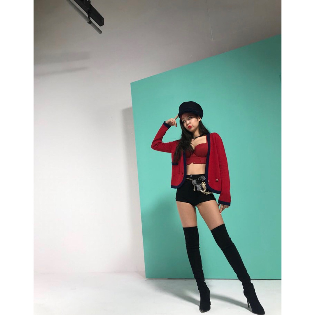 今天下午成員Jennie也在instagrampo出照片和粉絲們分享,看起來像是在拍攝雜誌的樣子,但網友們的焦點全都在Jennie那雙長到逆天的美腿上!